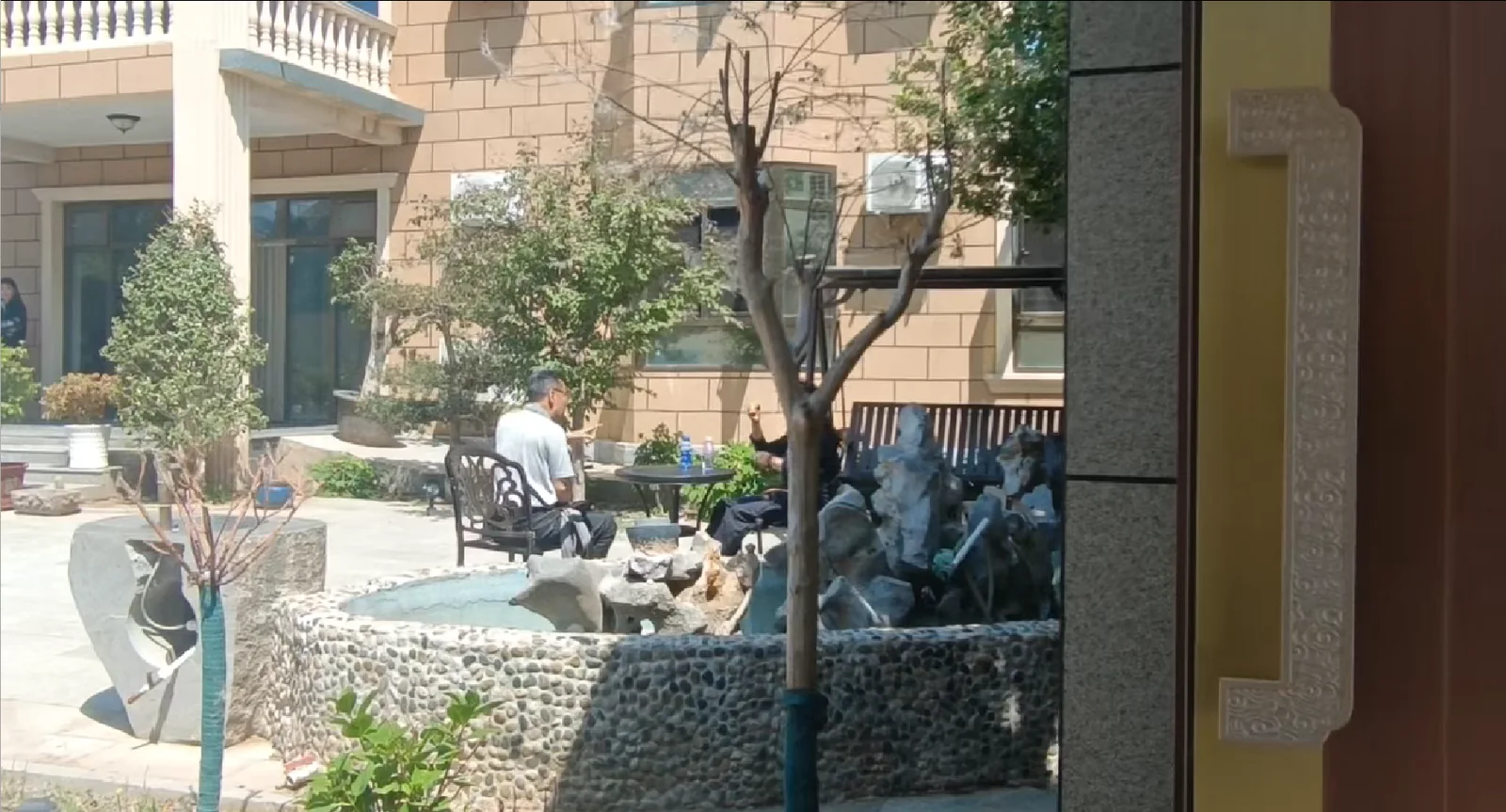 学生与老师在阳光庭院中交流