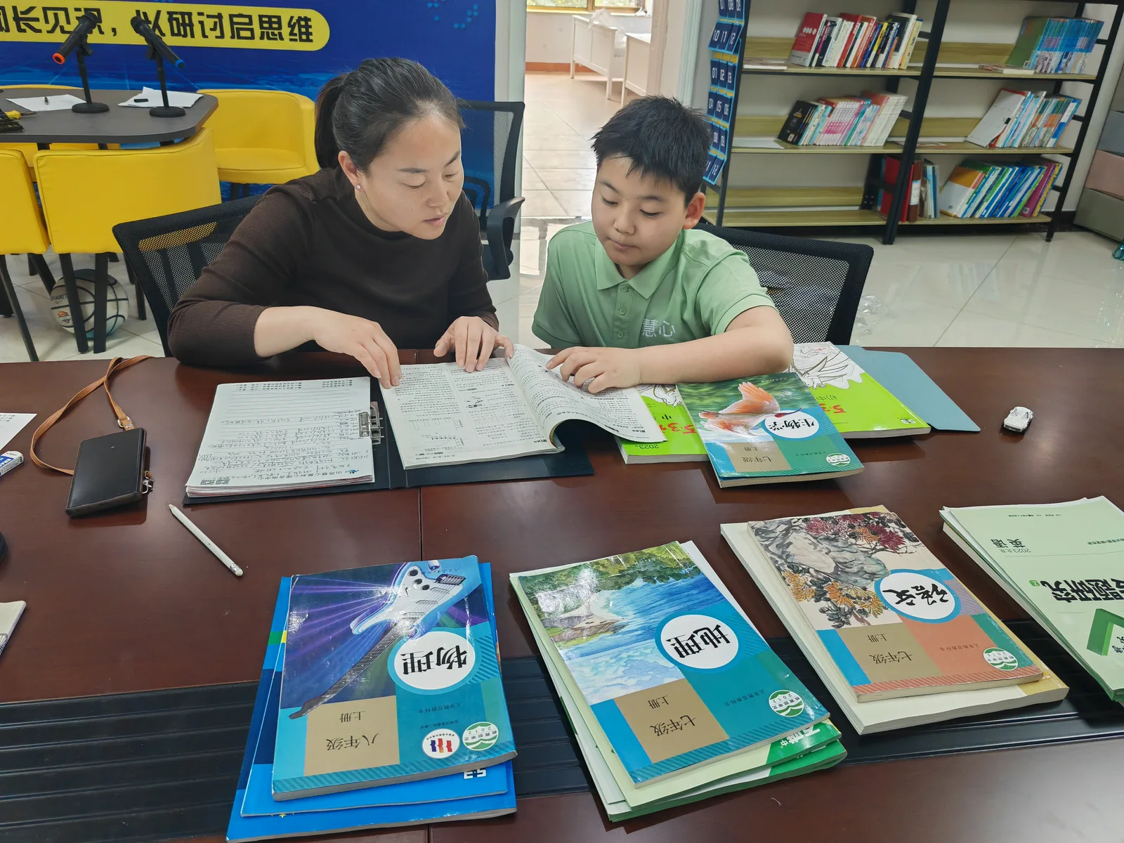 老师陪伴学生进行一对一学习指导