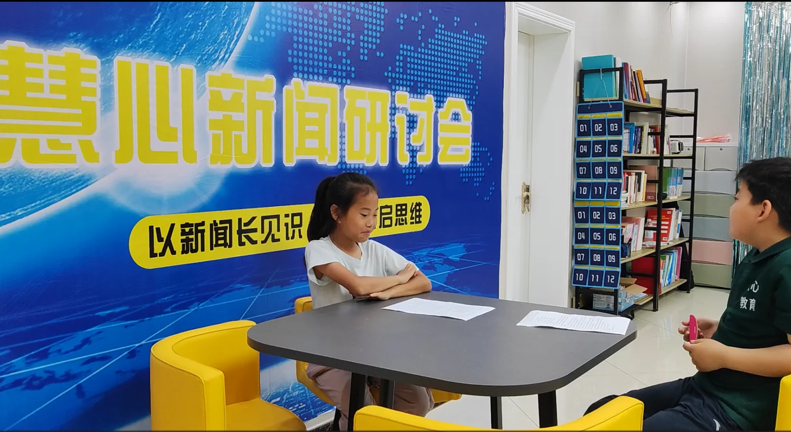学生围绕新闻主题开展头脑风暴