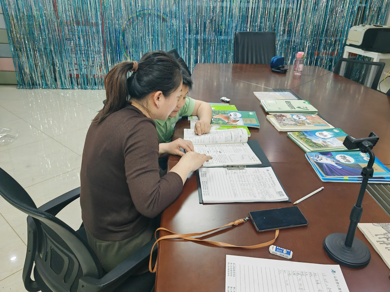 学生在老师陪伴下完成个性化学习任务