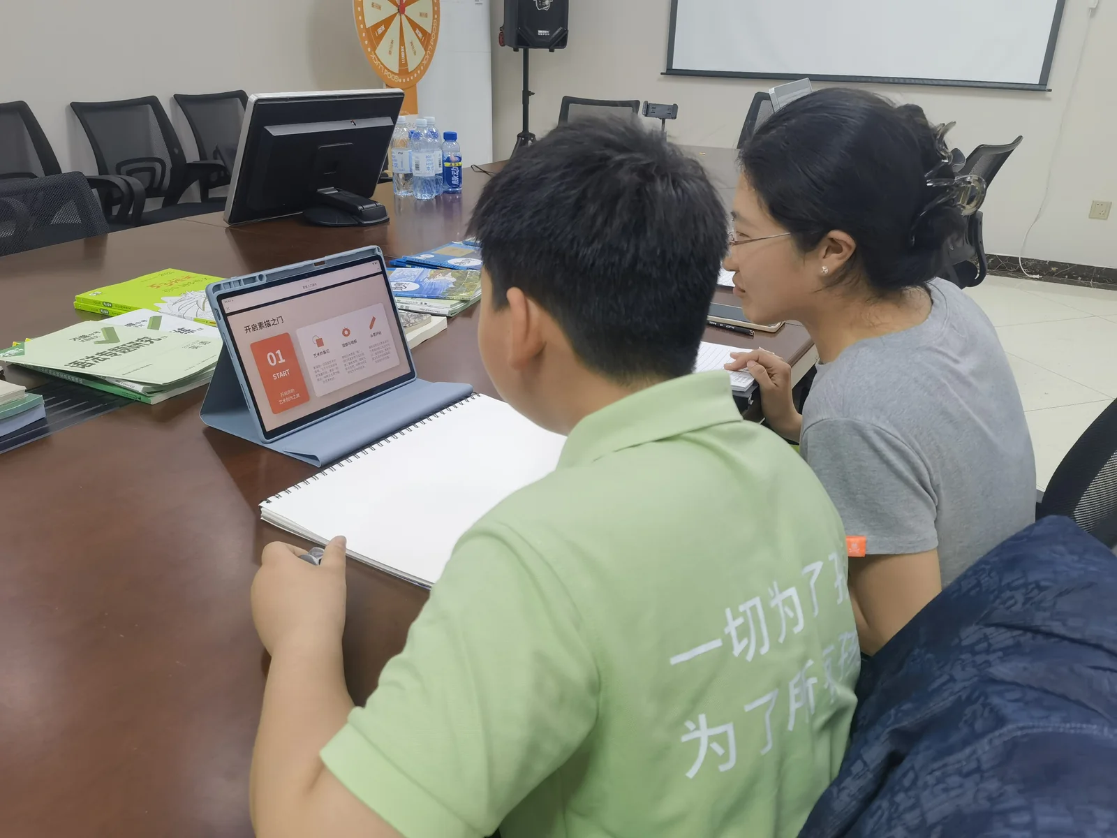 学生围桌进行美术与手工创作