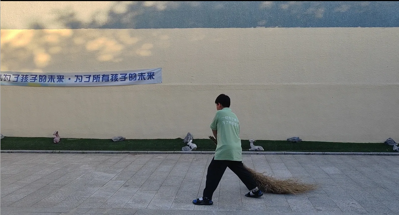 学生参与校园户外劳动与环境整理