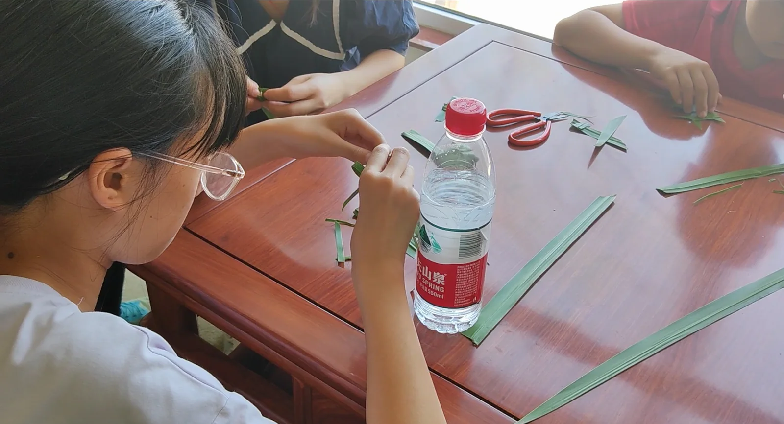学生在非遗主题周制作手工作品