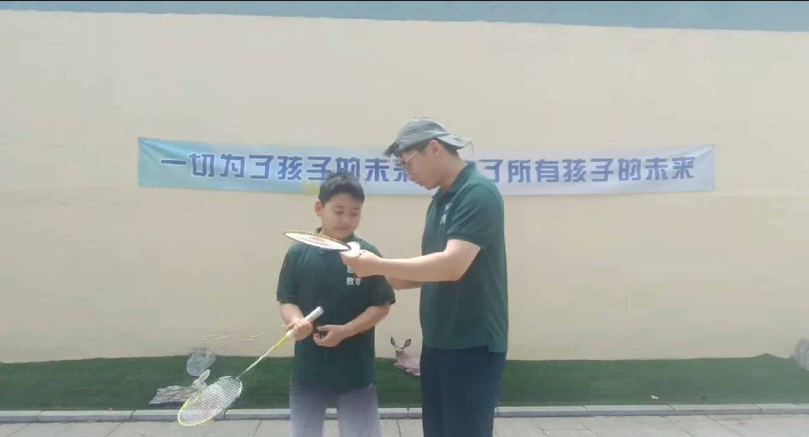 教练陪伴学生练习羽毛球动作