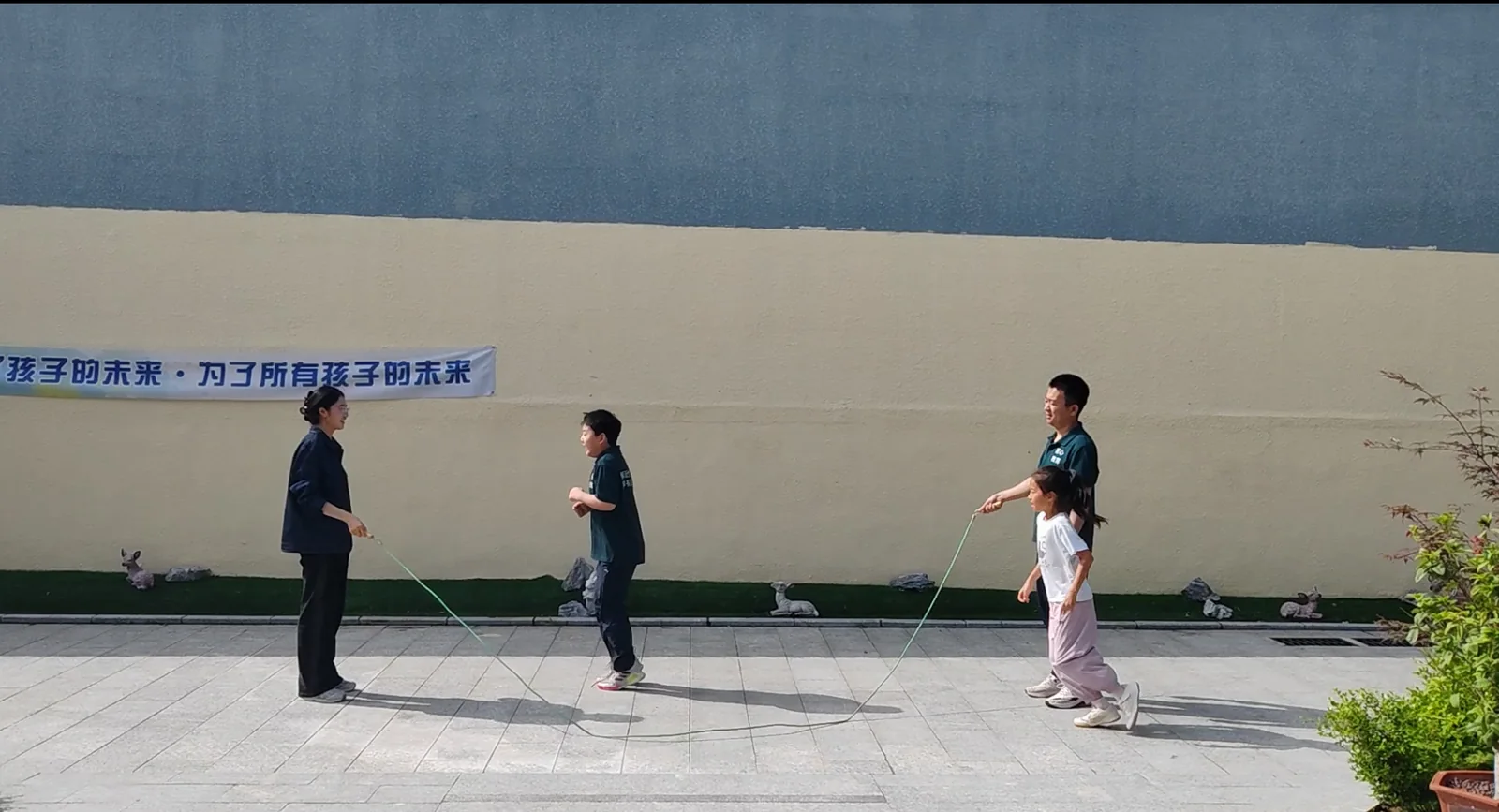 学生在校园户外练习跳绳