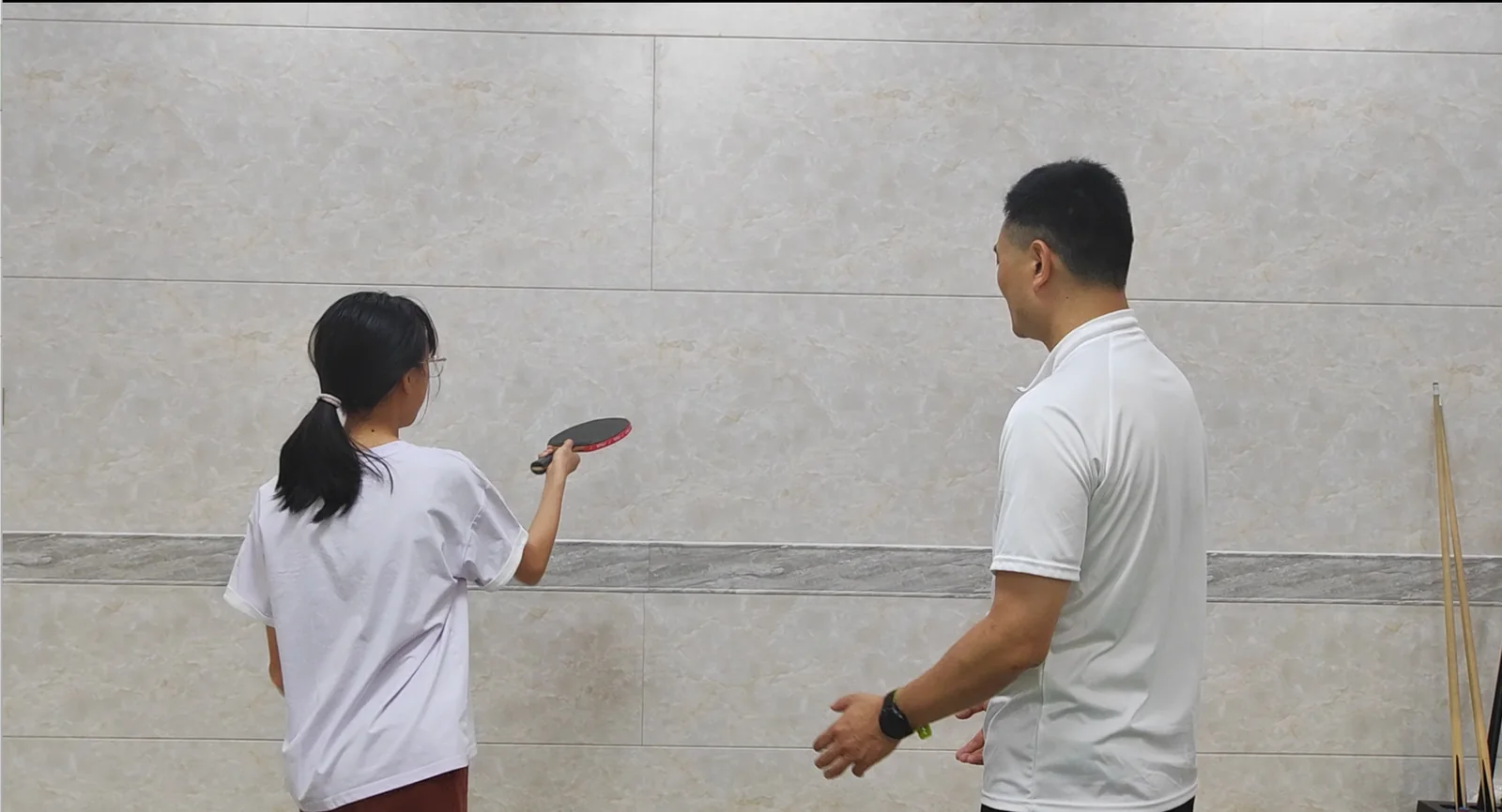 学生与老师进行乒乓球运动